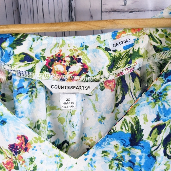 COUNTERPARTS NWT Floral Flutter Sleeve Blouse with V-neck - Picture 7 of 16